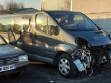 une camionnette argentée qui est entrée en collision avec une voiture argentée