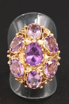 un gros plan d'une bague sertie d'améthorate et de saphirs roses