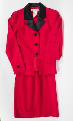 YVES SAINT LAURENT, Variation Ensemble de tailleur, veste et…