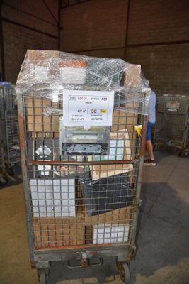 un chariot contenant de nombreux cartons dans un entrepôt