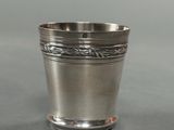 l'image d'une coupe en argent posée sur une table