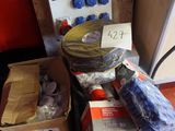 beaucoup d'objets posés sur le sol