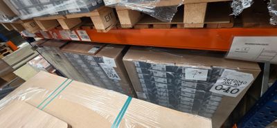 les nombreuses boîtes qui se trouvent sur les rayons du magasin