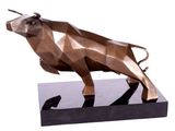 statue d'un taureau sur un socle noir, sur fond blanc