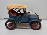 une petite voiture bleue recouverte d'une housse jaune