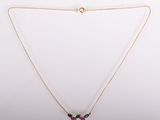 un collier en or avec un pendentif en pierre multicolore au bout d'une chaîne