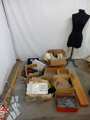de nombreux cartons d'objets hétéroclites sur le sol
