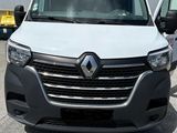 une camionnette blanche garée dans un parking