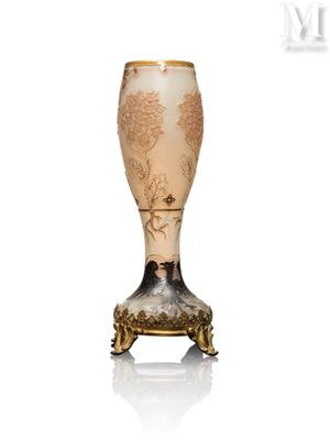 un vase posé sur un support sur une surface blanche