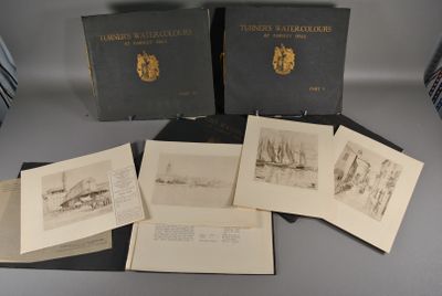Plusieurs livres sont posés les uns à côté des autres sur une table.