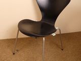 une chaise noire qui se trouve dans une pièce