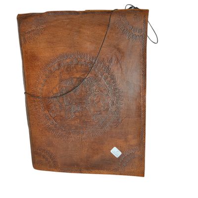 une image représentant un carnet en cuir marron avec une couverture en cuir