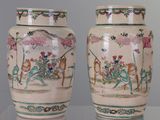 deux vases posés sur une table en verre