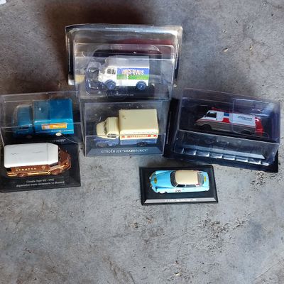 beaucoup de petites voitures et de camions qui traînent par terre