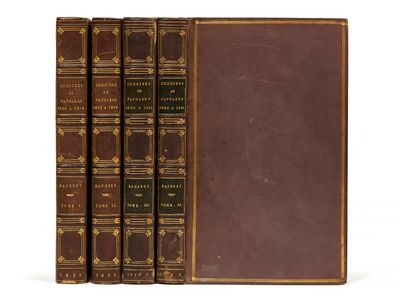 un ensemble de trois livres superposés