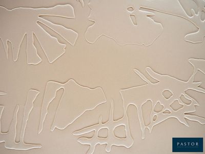 une photo d'une assiette ornée d'un motif représentant des animaux