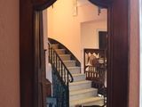 un miroir accroché au mur au-dessus d'un lavabo