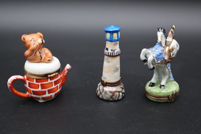 Trois boîtes en porcelaine : Jeanne d’Arc, phare, l’ours sur théi...