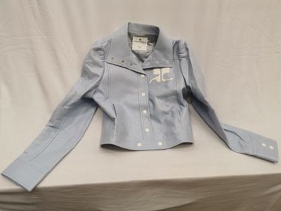 La veste est bleue et blanche, avec des boutons blancs.