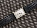 gros plan d'une montre-bracelet avec un bracelet noir