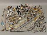 de nombreux types de bijoux sur la table