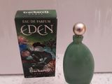 un flacon de parfum posé sur une table à côté d'une boîte