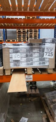 une palette remplie de palettes et de cartons dans un entrepôt