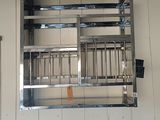 une photo d'une cuisine avec des appareils électroménagers en acier inoxydable fixés au mur