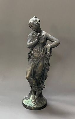 statue en bronze d'une femme tenant un oiseau sur un piédestal