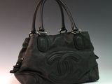 sac cabas Chanel en cuir noir avec le logo CC