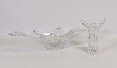 deux bols en verre transparent posés sur une surface blanche