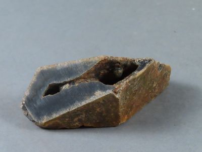 une image représentant un morceau de roche percé d'un trou