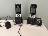 deux téléphones posés l'un à côté de l'autre sur une table