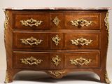 une commode en bois avec un plateau en marbre