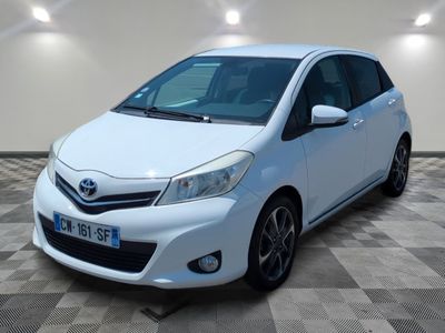 la toyota yaris blanche est garée sur un sol en damier