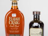 deux bouteilles d'Elijah Craig et une bouteille de bourbon vide