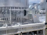 une machine qui contient beaucoup de bouteilles