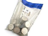 un sac de pièces de monnaie posé sur une table