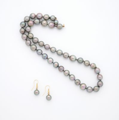 gros plan d'un collier et de boucles d'oreilles sur une surface blanche