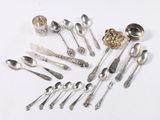 beaucoup de cuillères en argent et de cuillères sur la table