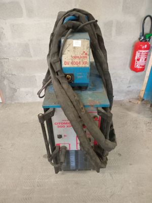une image d'une machine à souder dans un garage
