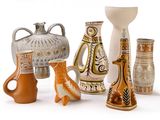 de nombreux types de vases différents, ainsi que des vases posés sur la table