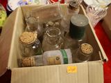 une boîte remplie de bouteilles en verre vides posée sur une table