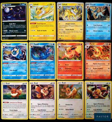 Plusieurs cartes Pokémon sont disposées sur une surface noire