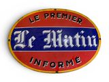 un gros plan sur une enseigne rouge et bleue posée sur un mur blanc