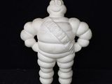 une image représentant une statue blanche d'un homme avec un bandage sur la poitrine