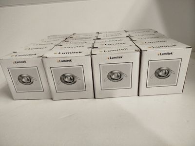 quatre boîtes de préservatifs Luminak posées sur une surface blanche