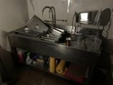 un évier de cuisine avec un plan de travail encombré