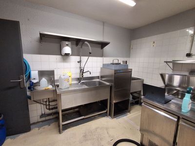une cuisine avec un évier et une cuisinière