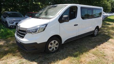 une photo d'une camionnette blanche garée dans l'herbe